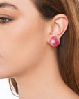 Orecchini a clip con pietra circolare in resina marmorizzata rosa - Mya Accessories