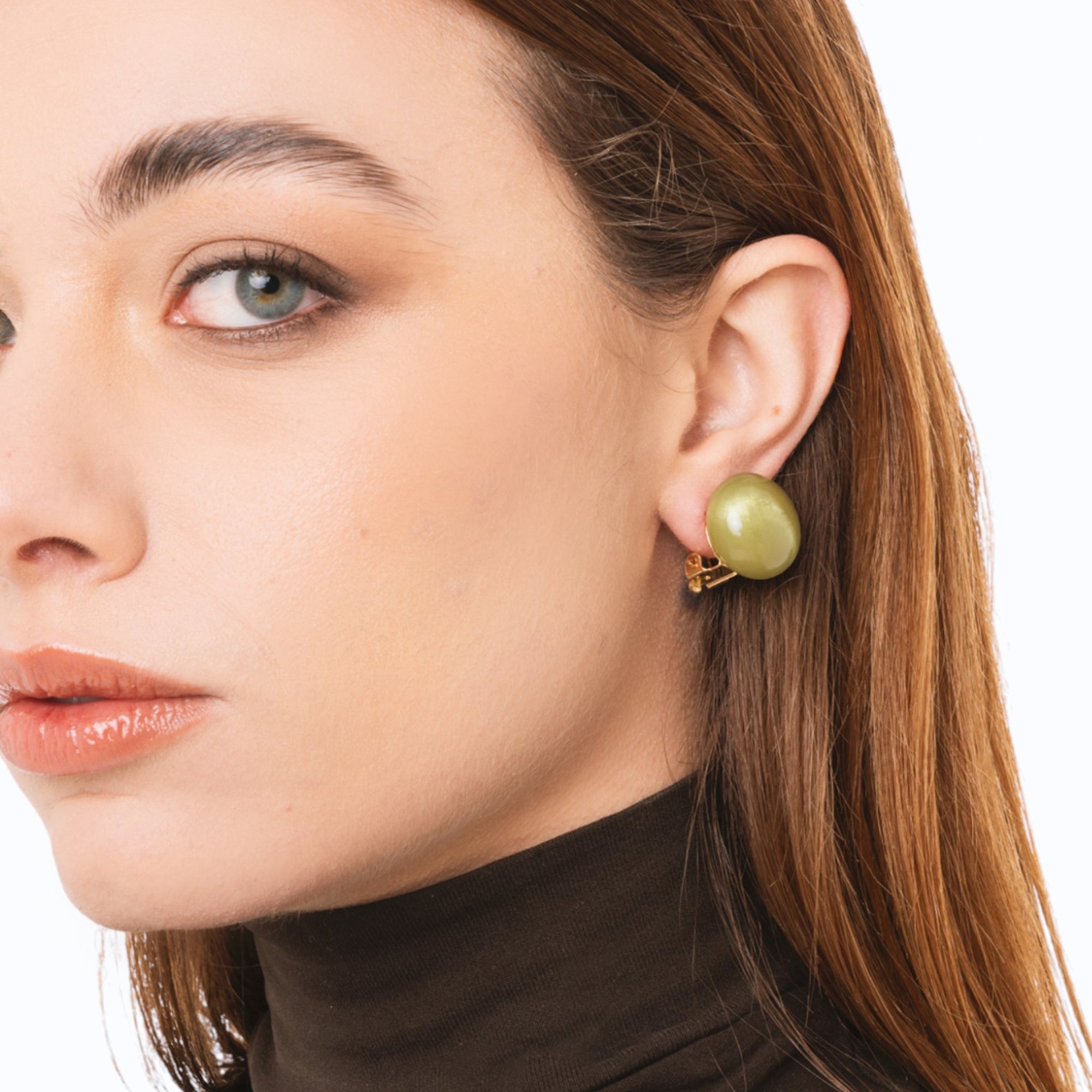 Orecchini a clip con pietra circolare in resina marmorizzata verde militare - Mya Accessories