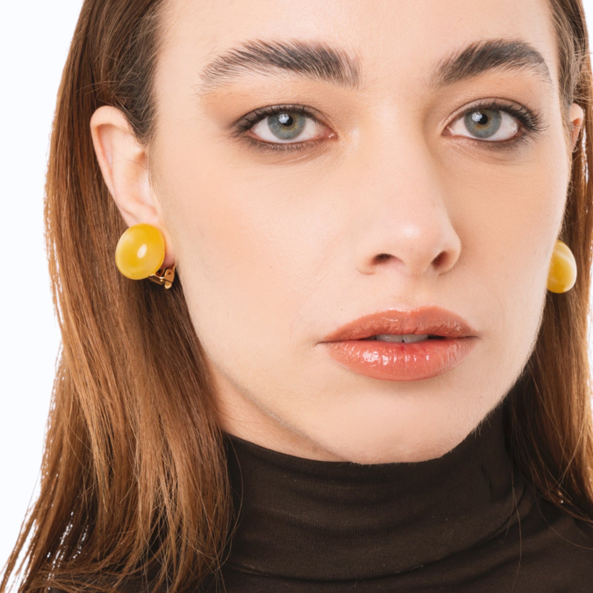 Orecchini a clip con pietra circolare in resina marmorizzata gialla - Mya Accessories