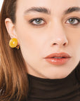 Orecchini a clip con pietra circolare in resina marmorizzata gialla - Mya Accessories