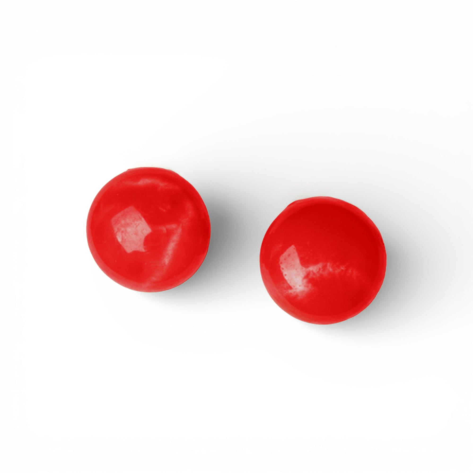 Orecchini a clip con pietra circolare in resina marmorizzata rossa - Mya Accessories