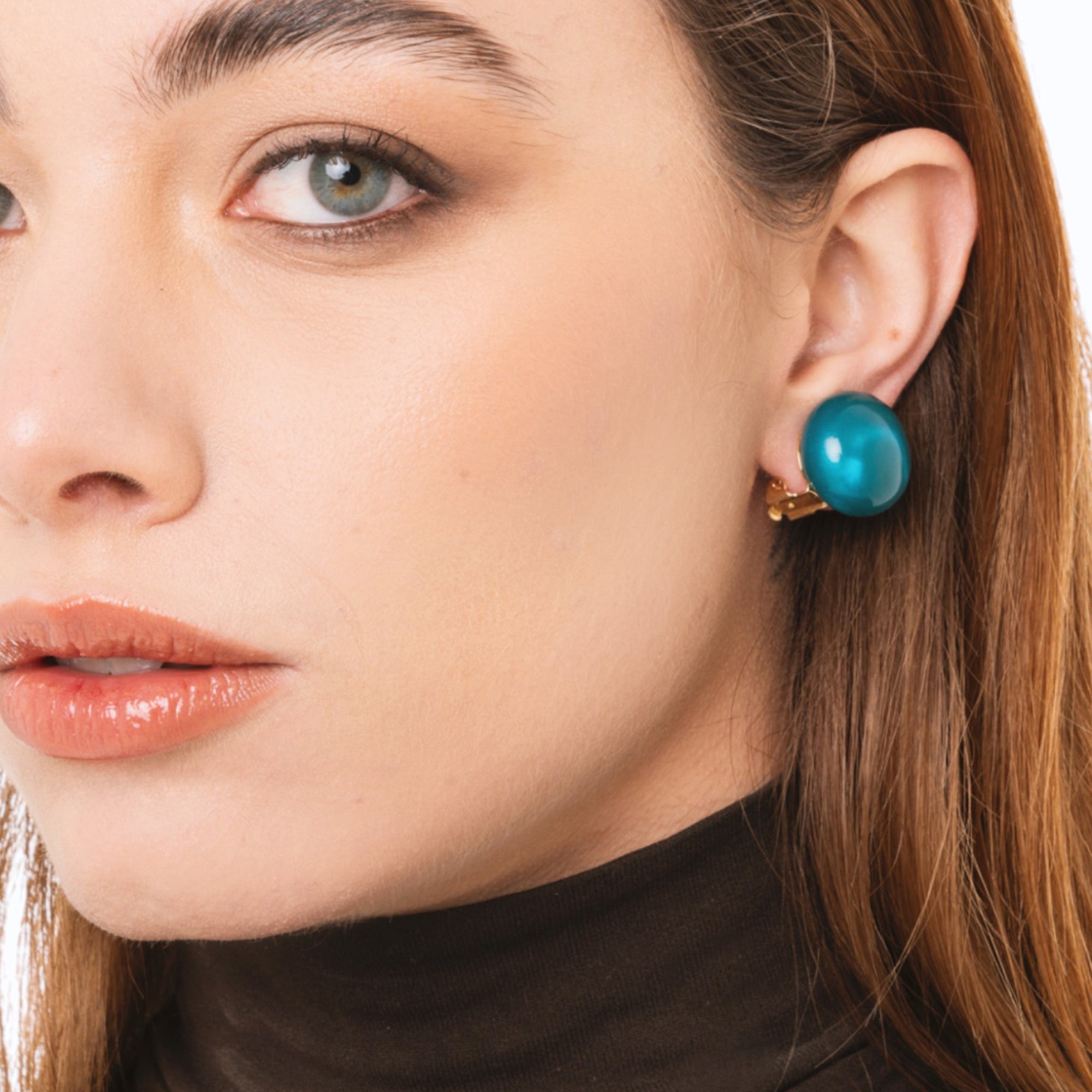 Orecchini a clip con pietra circolare in resina marmorizzata azzurra - Mya Accessories