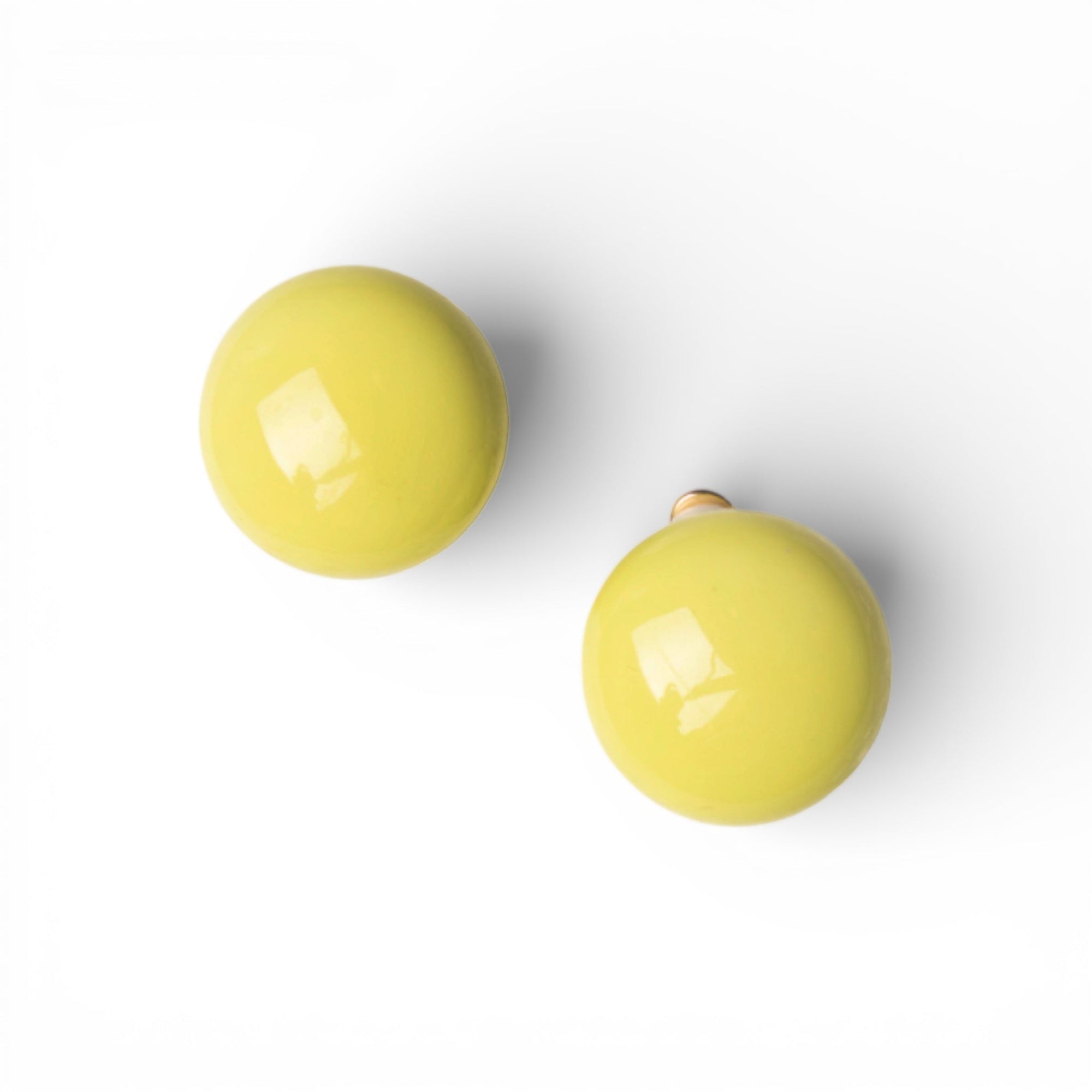 Orecchini a clip con pietra circolare in resina gialla - Mya Accessories