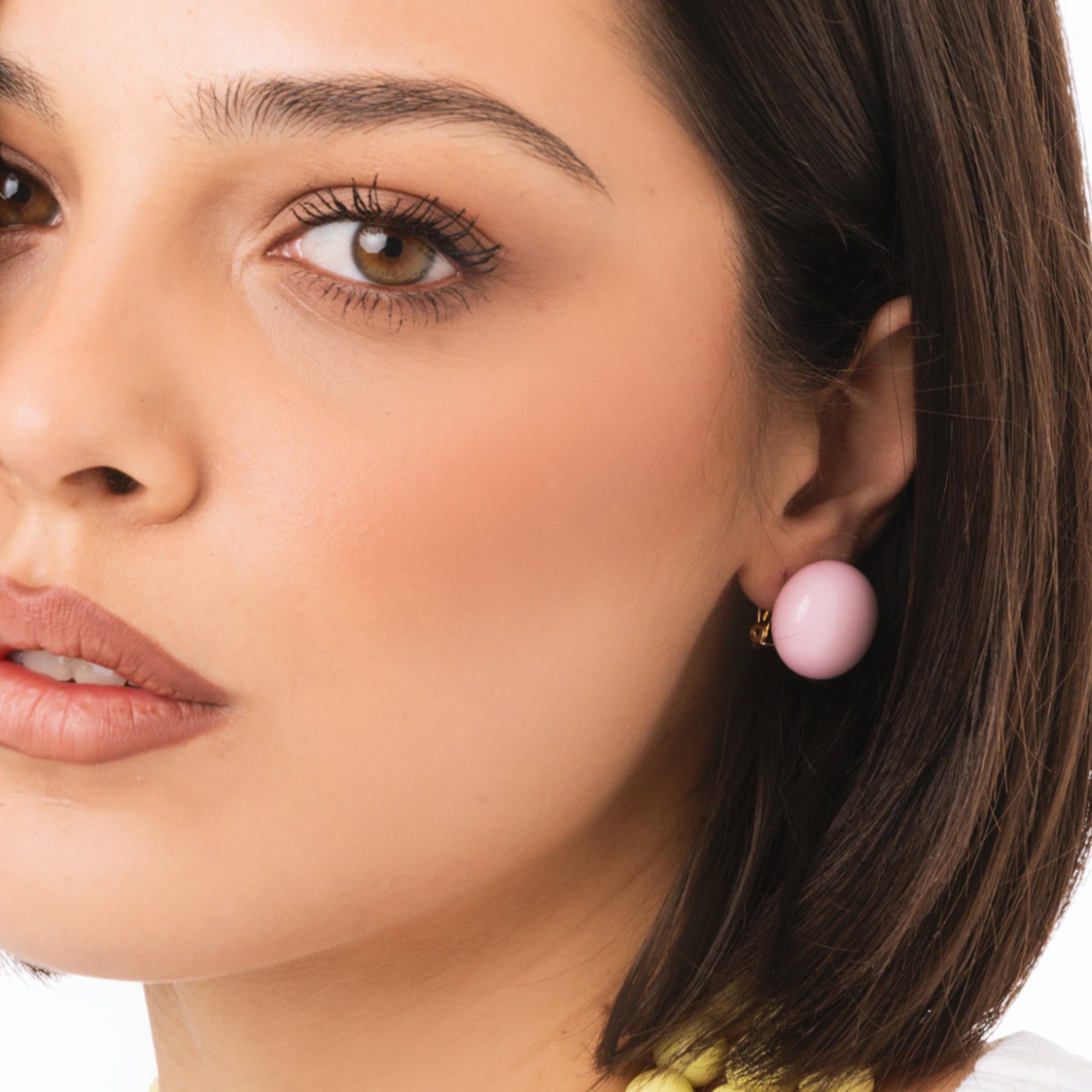 Orecchini a clip con pietra circolare in resina rosa chiaro - Mya Accessories