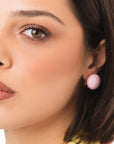 Orecchini a clip con pietra circolare in resina rosa chiaro - Mya Accessories