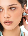 Orecchini a clip con pietra circolare in resina celeste - Mya Accessories