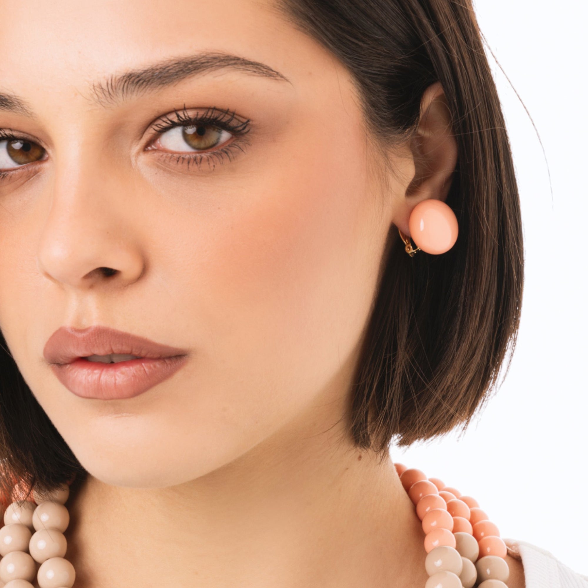 Orecchini a clip con pietra circolare in resina color pesca - Mya Accessories