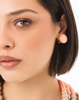 Orecchini a clip con pietra circolare in resina color pesca - Mya Accessories