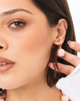 Orecchini a cerchietto con sfera lucida pendente in acrilico rosa - Mya Accessories