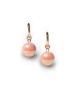 Orecchini a cerchietto con sfera lucida pendente in acrilico rosa - Mya Accessories