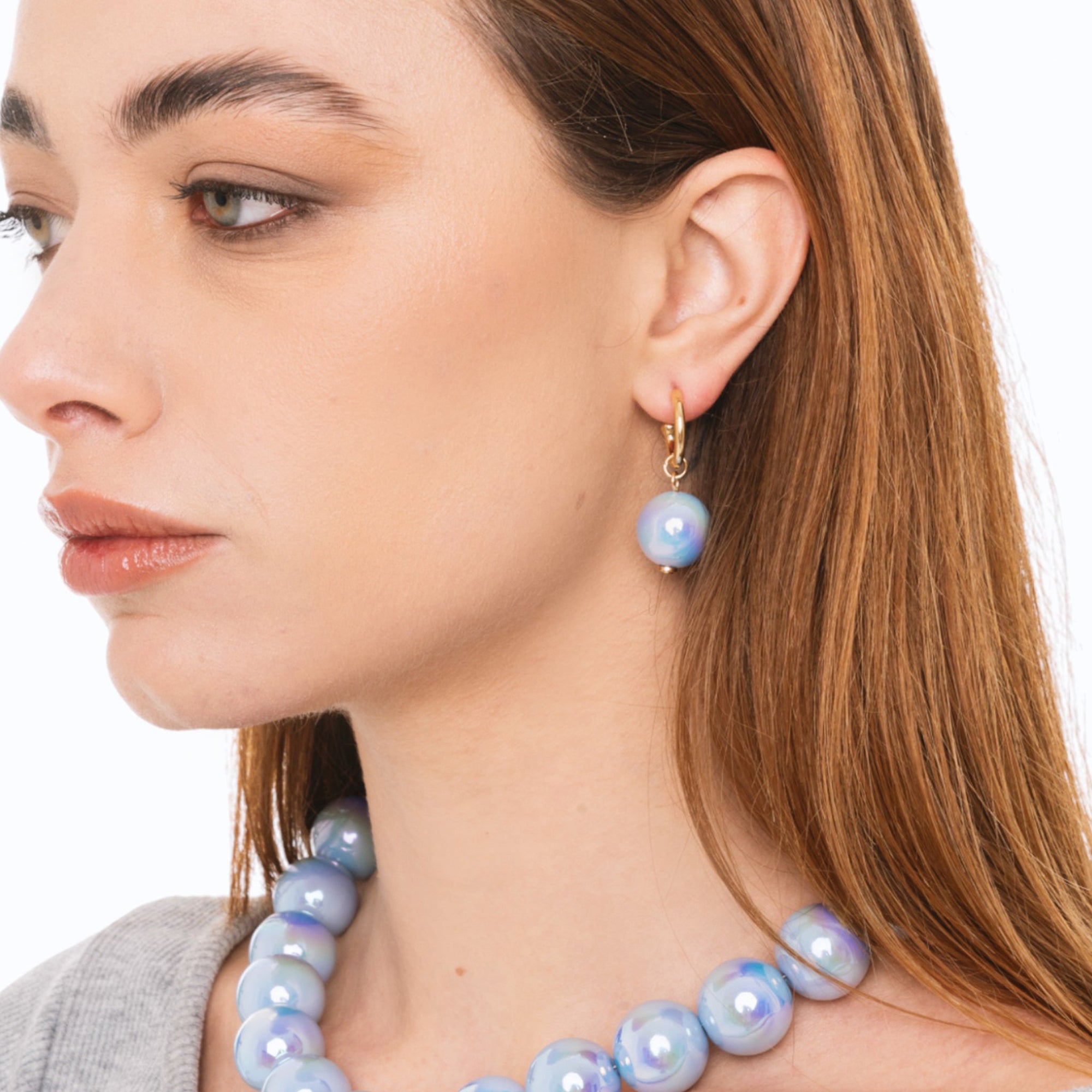 Orecchini a cerchietto con sfera lucida pendente in acrilico indaco - Mya Accessories