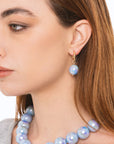 Orecchini a cerchietto con sfera lucida pendente in acrilico indaco - Mya Accessories