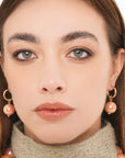 Orecchini a cerchietto con sfera lucida pendente in acrilico oro rosa - Mya Accessories