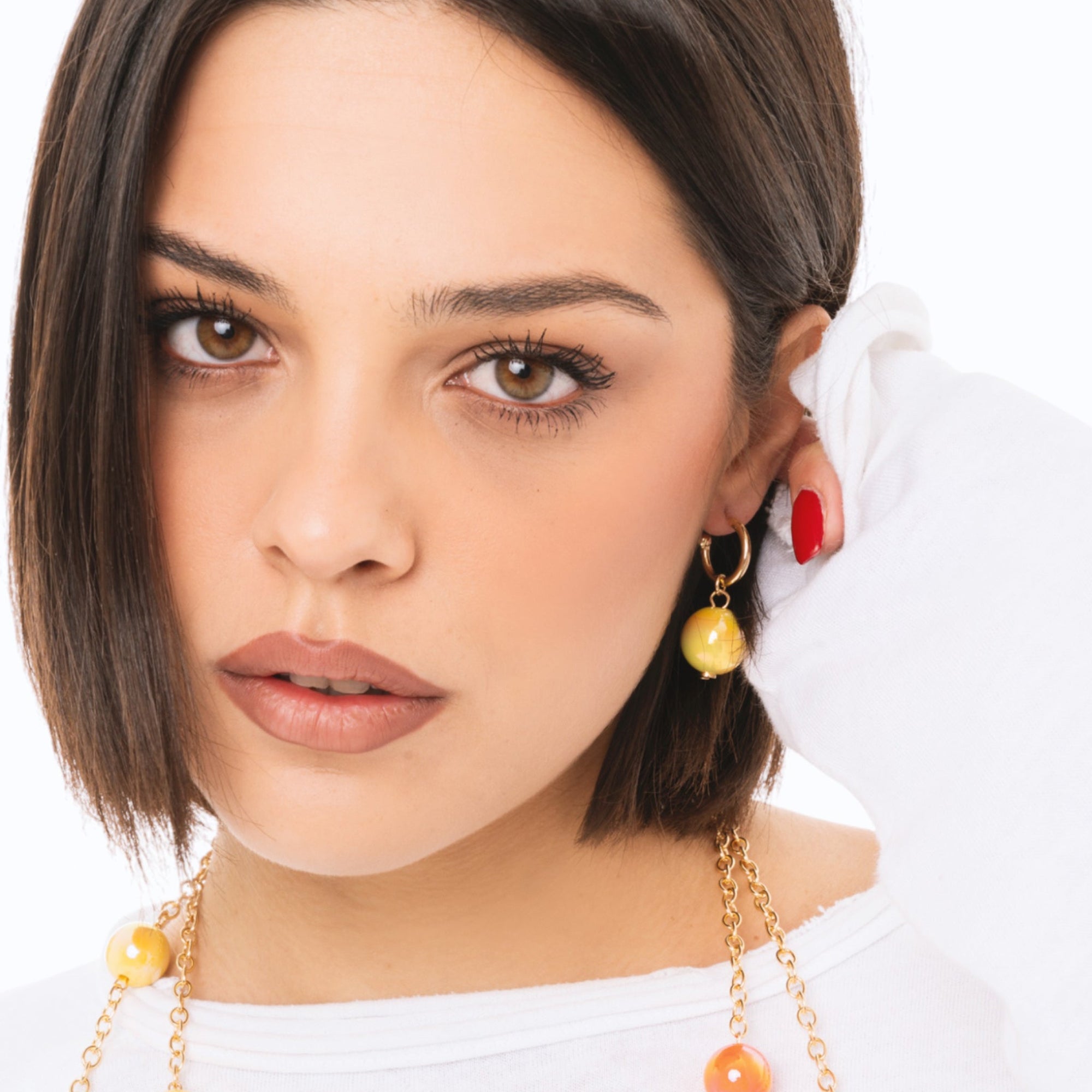 Orecchini a cerchietto con sfera lucida pendente in acrilico gialla - Mya Accessories