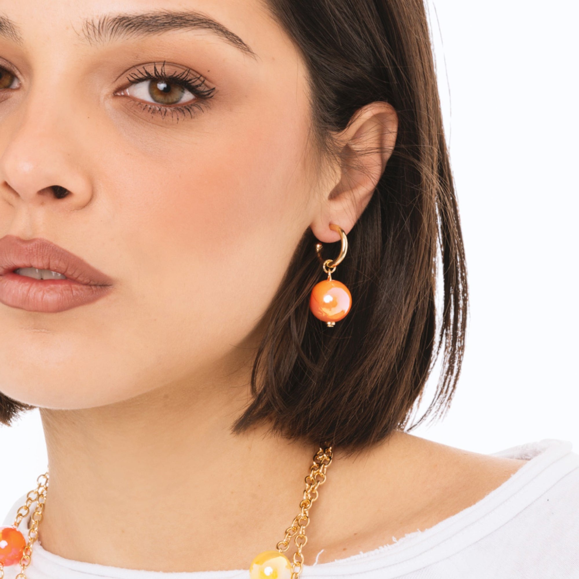 Orecchini a cerchietto con sfera lucida pendente in acrilico arancio - Mya Accessories