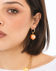 Orecchini a cerchietto con sfera lucida pendente in acrilico arancio - Mya Accessories