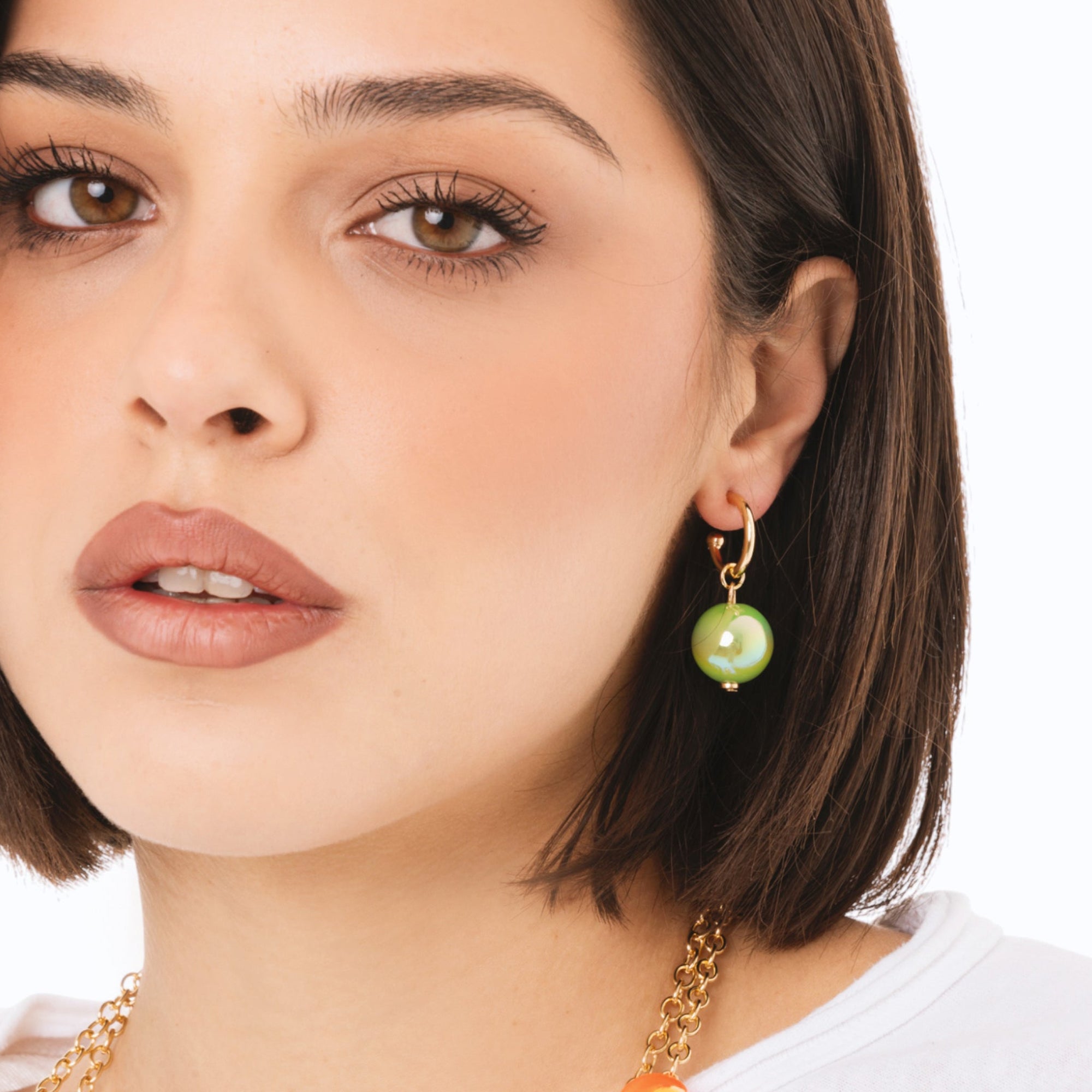 Orecchini a cerchietto con sfera lucida pendente in acrilico verde - Mya Accessories