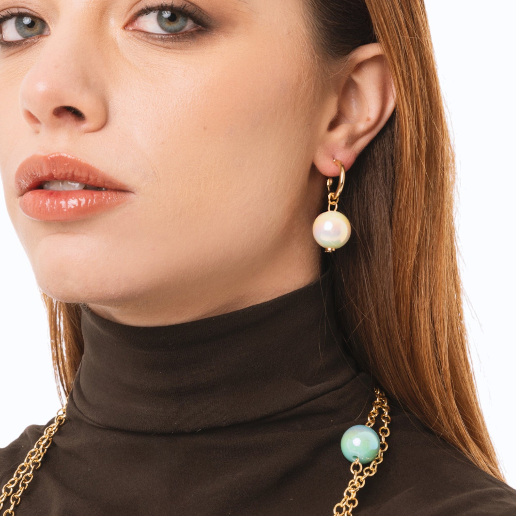 Orecchini a cerchietto con sfera lucida pendente in acrilico beige - Mya Accessories