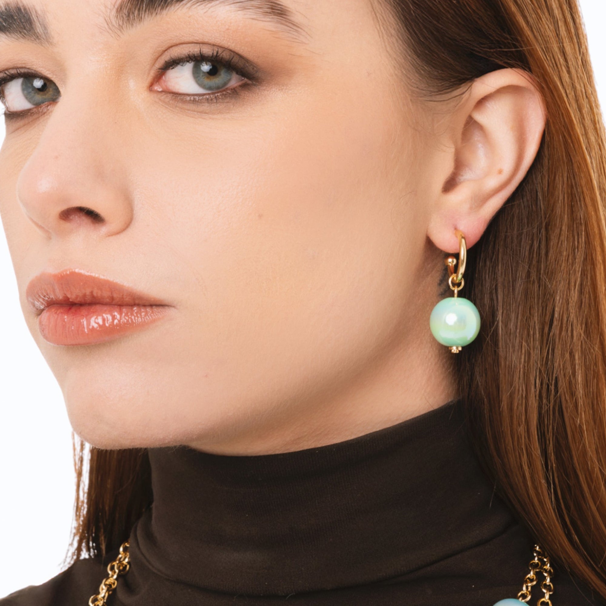 Orecchini a cerchietto con sfera lucida pendente in acrilico verde acqua - Mya Accessories