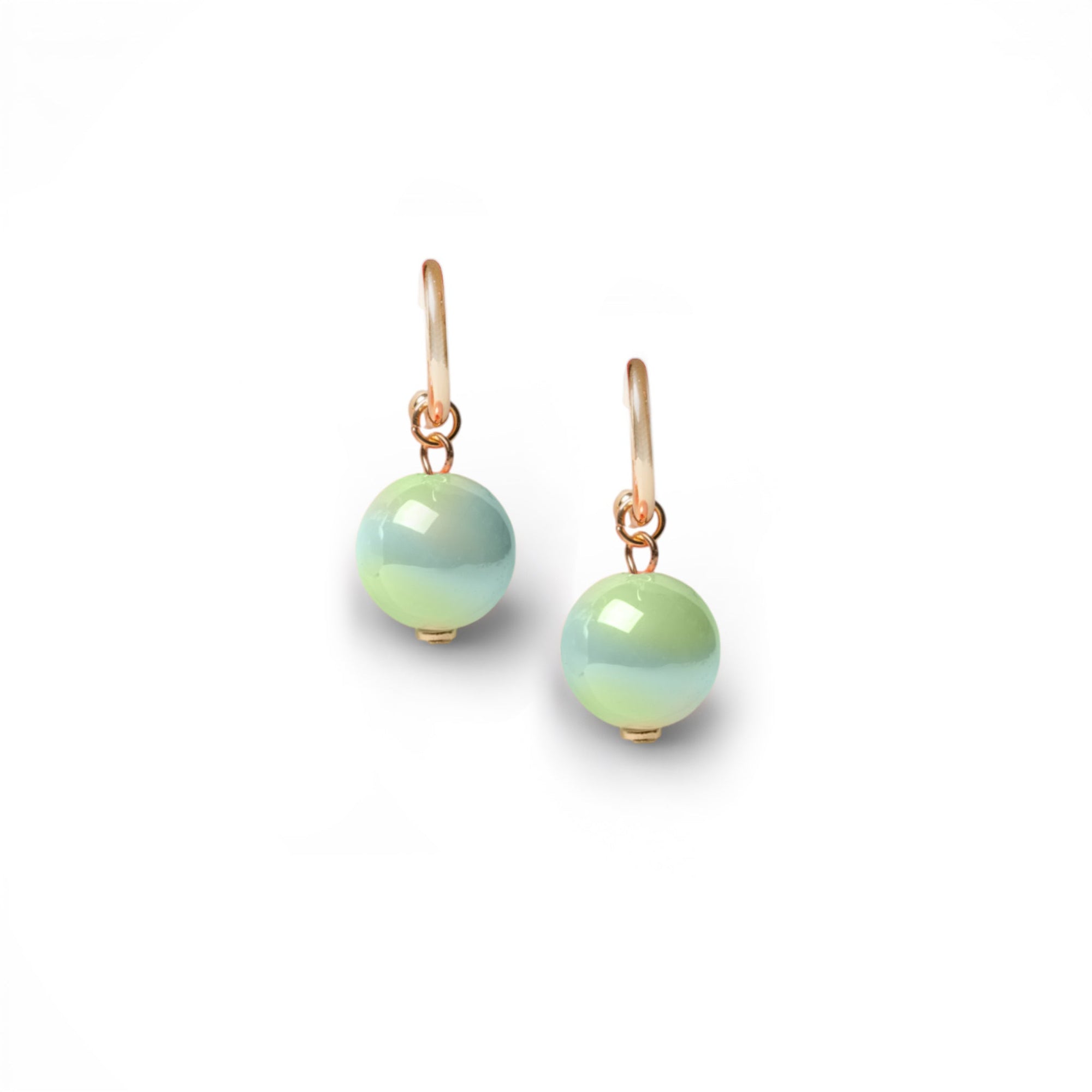 Orecchini a cerchietto con sfera lucida pendente in acrilico verde acqua - Mya Accessories