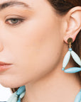 Orecchini pendenti con design triangolare tono azzurro - Mya Accessories
