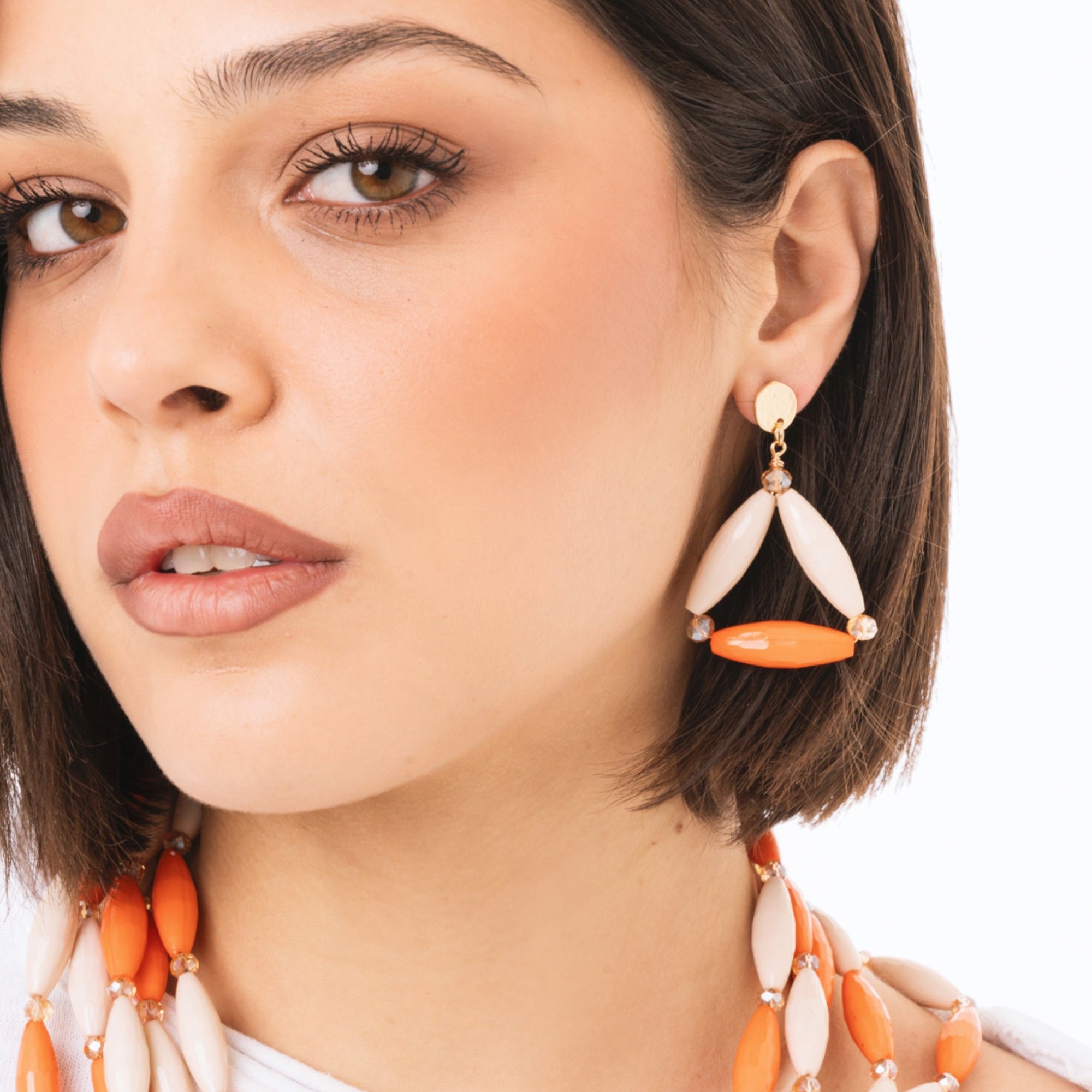Orecchini pendenti con design triangolare tono arancio - Mya Accessories