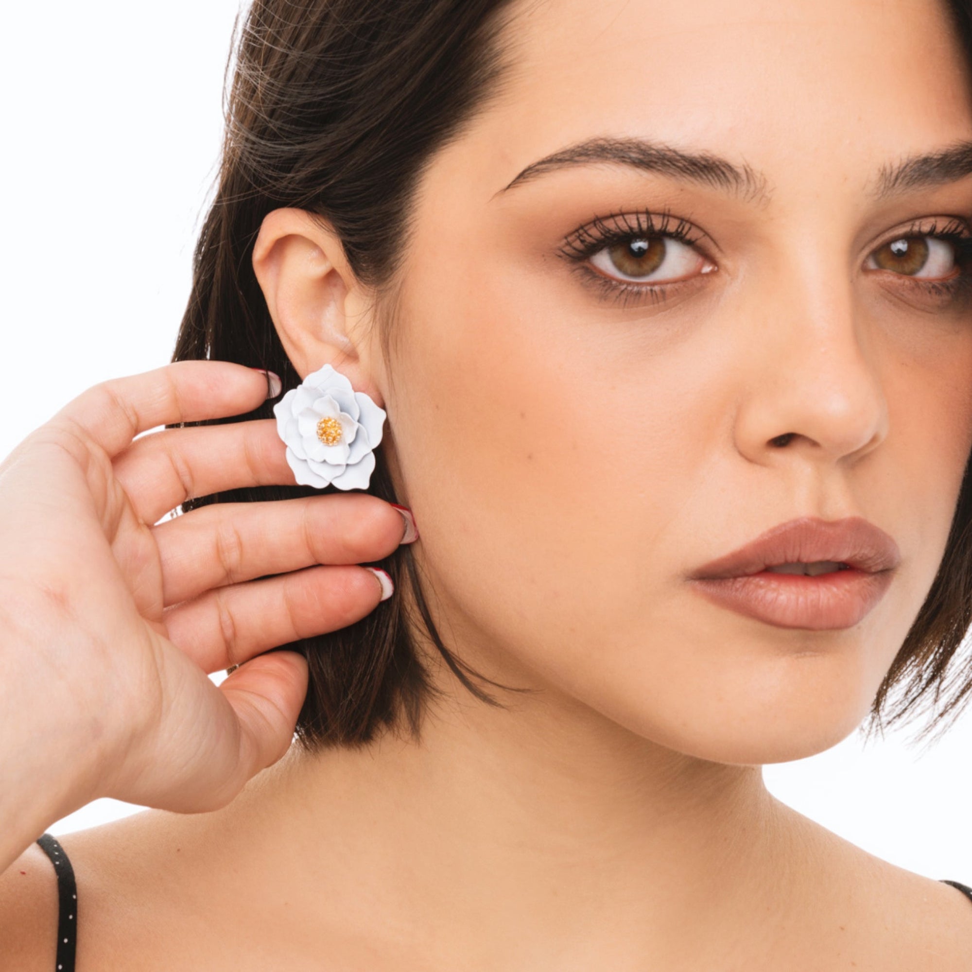 Orecchini a clip in metallo con design a rosa bianca - Mya Accessories