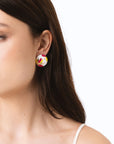 Orecchini circolari smaltati di bianco con designa fiori multi - Mya Accessories