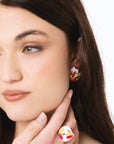 Orecchini circolari smaltati di bianco con designa fiori multi - Mya Accessories