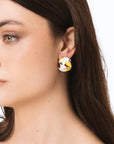 Orecchini circolari smaltati di bianco con designa fiori multi - Mya Accessories