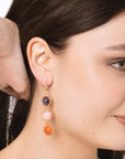Orecchini in metallo pendenti con tre pietre dure multicolore - Mya Accessories
