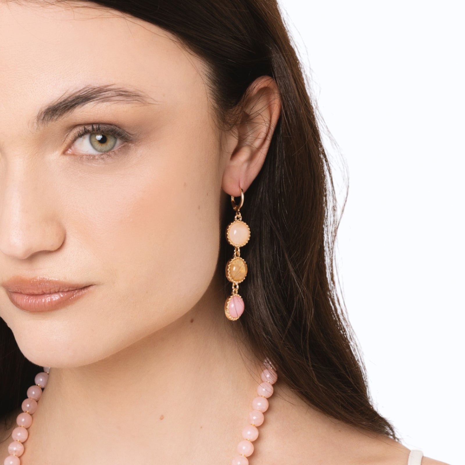 Orecchini in metallo pendenti con tre pietre dure tono rosa - Mya Accessories