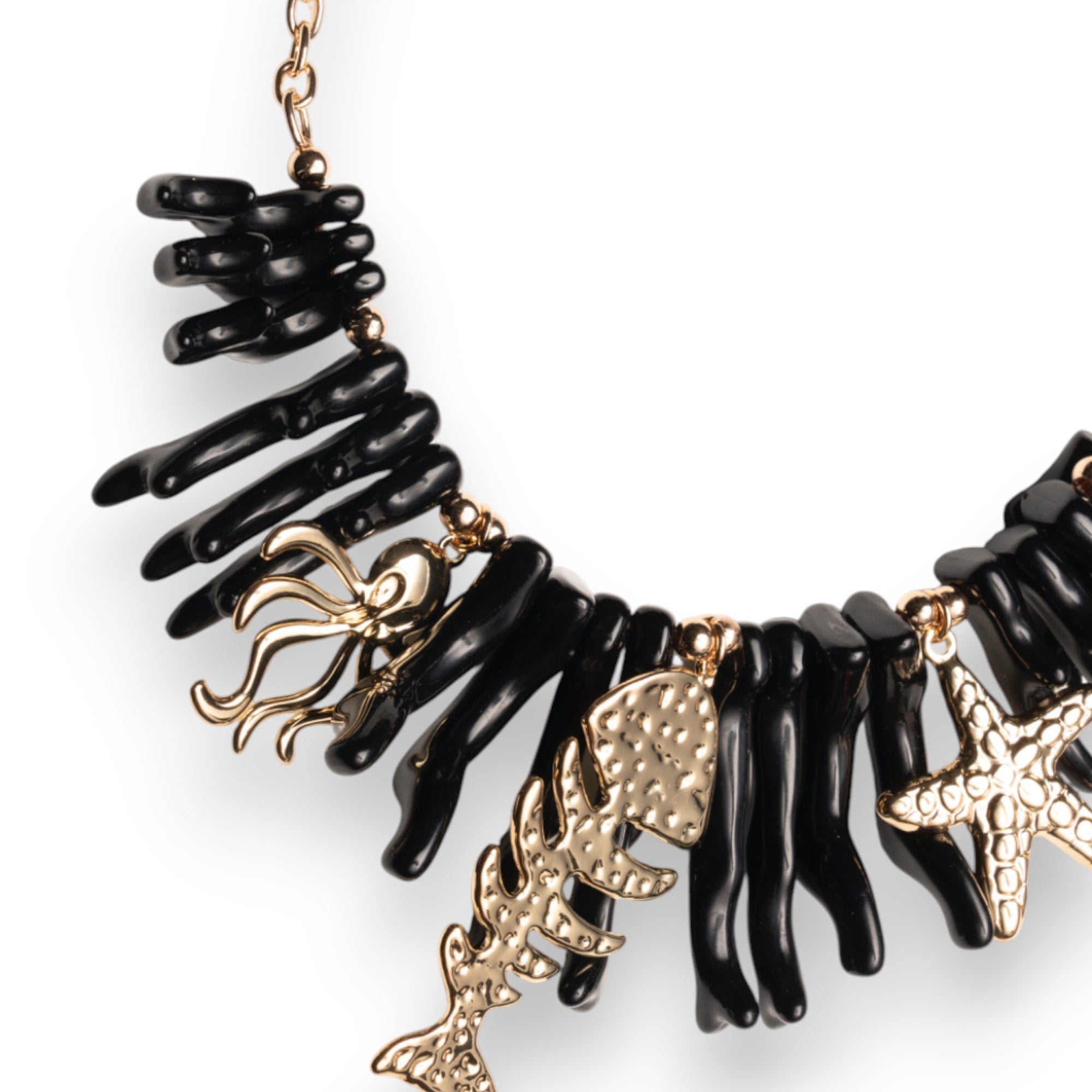 Collana girocollo con rami di corallo neri in acrilico ed elementi marini in metallo pendenti - Mya Accessories