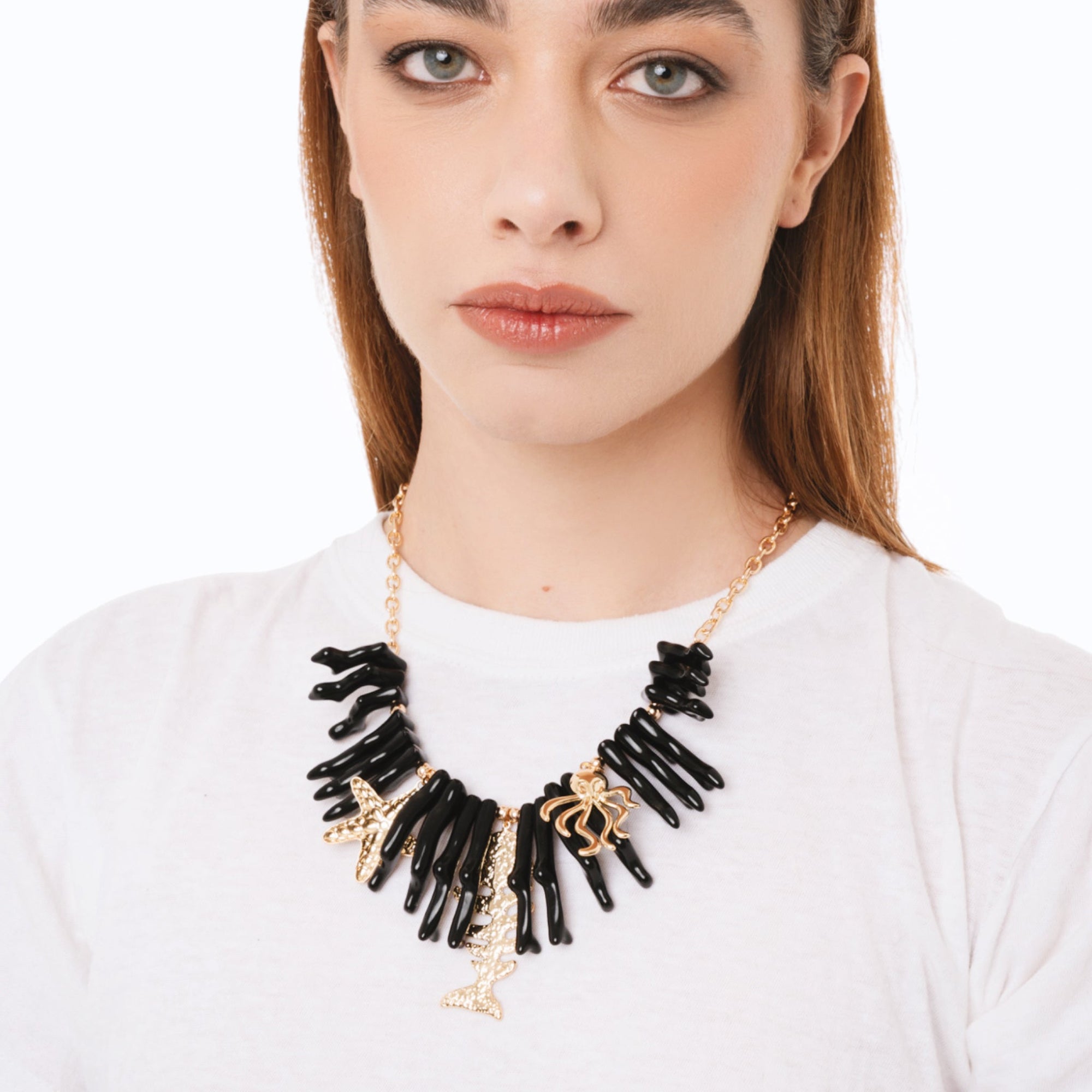 Collana girocollo con rami di corallo neri in acrilico ed elementi marini in metallo pendenti - Mya Accessories