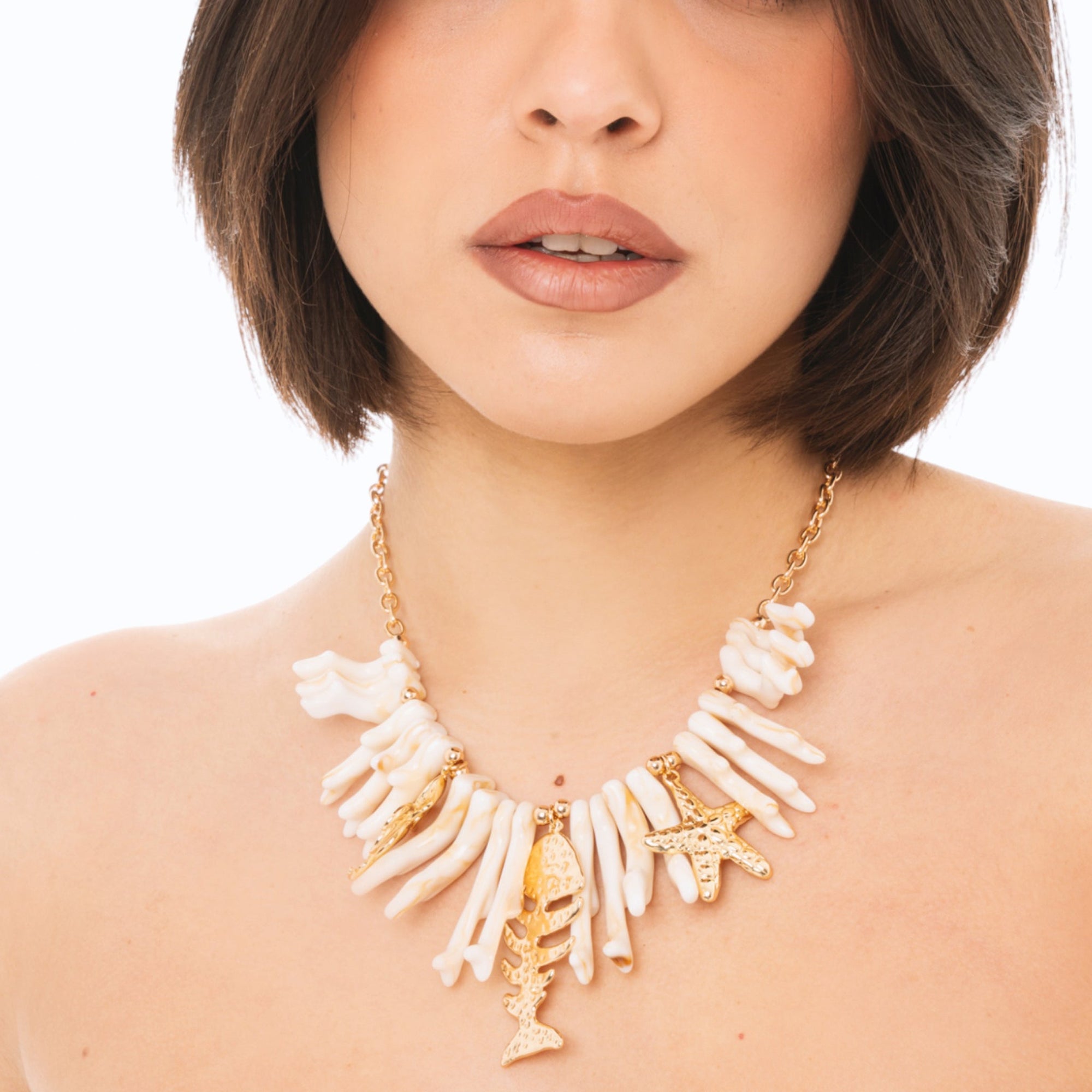 Collana girocollo con rami di corallo beige in acrilico ed elementi marini in metallo pendenti - Mya Accessories