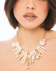 Collana girocollo con rami di corallo beige in acrilico ed elementi marini in metallo pendenti - Mya Accessories