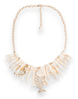 Collana girocollo con rami di corallo beige in acrilico ed elementi marini in metallo pendenti - Mya Accessories
