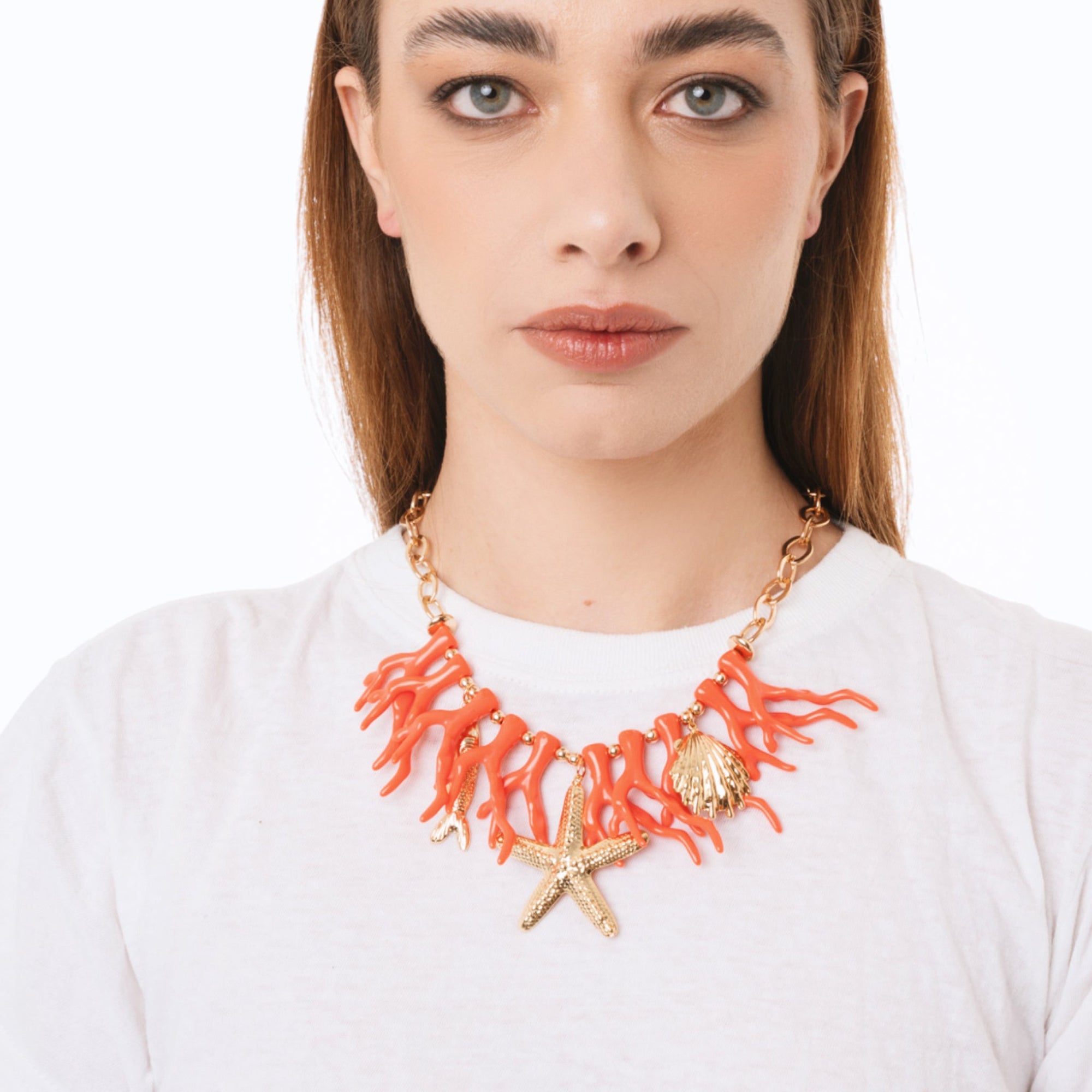 Collana girocollo con rami di corallo arancio in acrilico ed elementi marini in metallo pendenti - Mya Accessories
