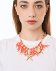 Collana girocollo con rami di corallo arancio in acrilico ed elementi marini in metallo pendenti - Mya Accessories