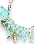 Collana girocollo con rami di corallo turchesi in acrilico ed elementi marini in metallo pendenti - Mya Accessories