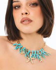 Collana girocollo con rami di corallo turchesi in acrilico ed elementi marini in metallo pendenti - Mya Accessories