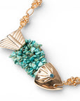 Collana girocollo a catena con pendente a pesciolino ricoperto di conchiglie turchesi - Mya Accessories
