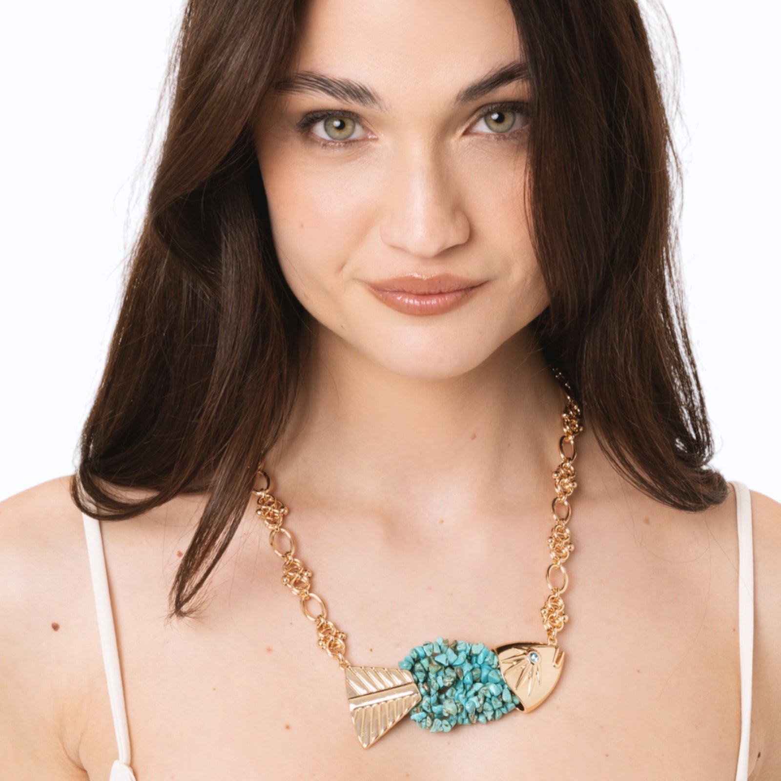 Collana girocollo a catena con pendente a pesciolino ricoperto di conchiglie turchesi - Mya Accessories