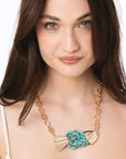 Collana girocollo a catena con pendente a pesciolino ricoperto di conchiglie turchesi - Mya Accessories