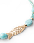 Collana girocollo con pietre in acrilico turchese e pesciolino in metallo - Mya Accessories