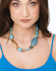 Collana girocollo con pietre in acrilico turchese e pesciolino in metallo - Mya Accessories