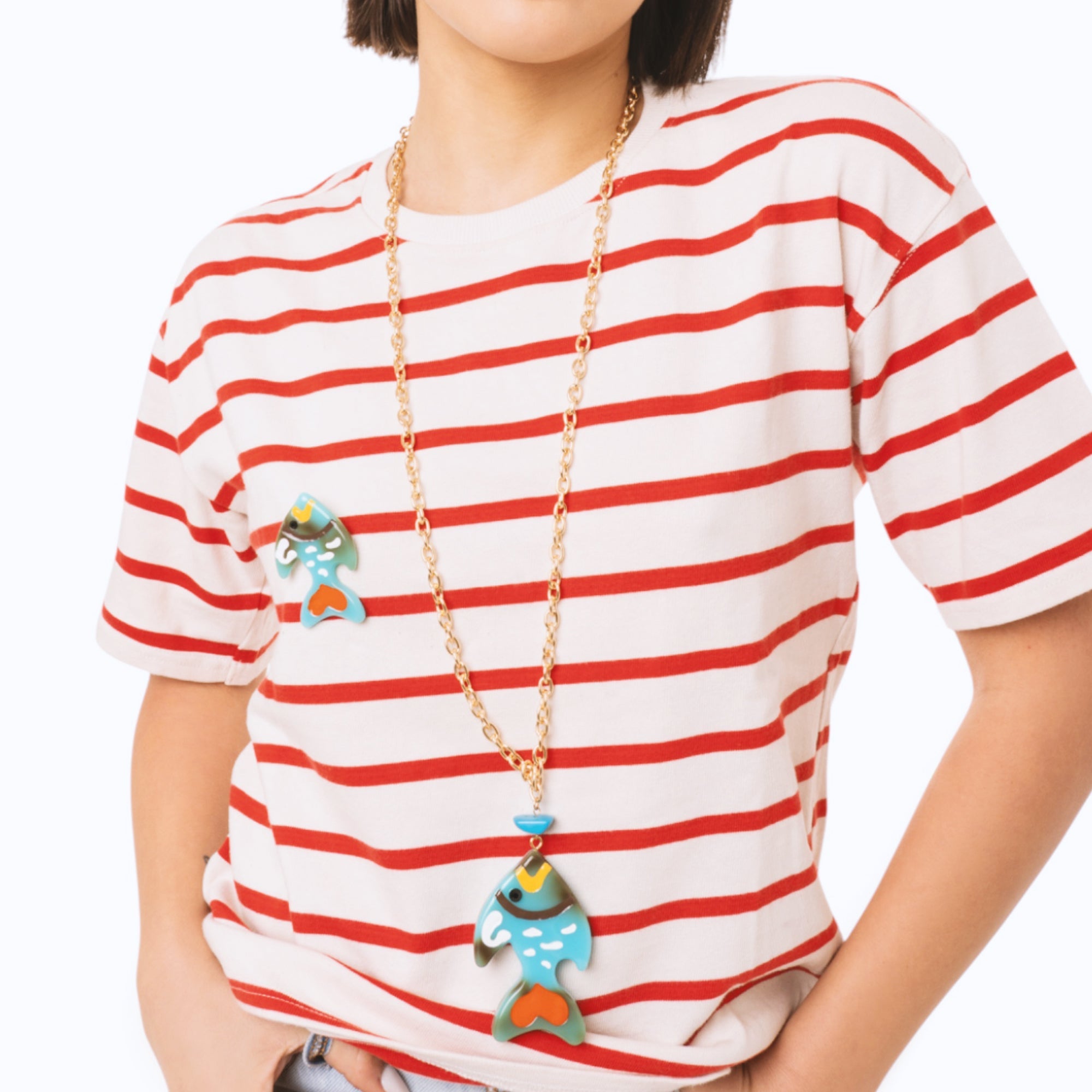 Collana lunga a catena con pendente in acrilico azzurro a forma di pesciolino - Mya Accessories