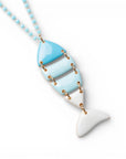 Collana lunga con pietre in vetro azzurre e pendente a pesciolino smaltato - Mya Accessories