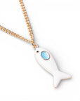 Collana girocollo a catena sottile con pendente pesciolino smaltato bianco ed azzurro - Mya Accessories