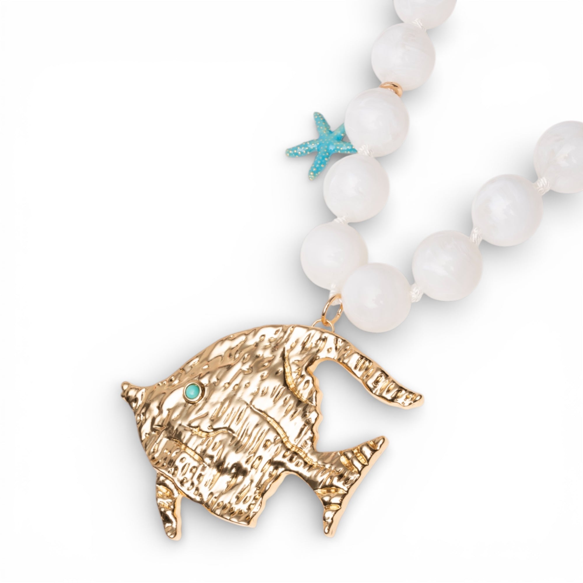 Collana lunga con sfere bianche in acrilico e pendente pesce tropicale in metallo - Mya Accessories